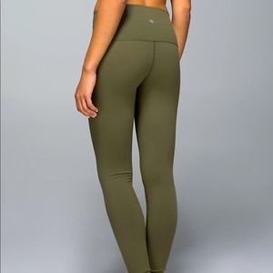 NWOT lululemon Super Hi-rise Wunder Under - Light Olive - Size 4